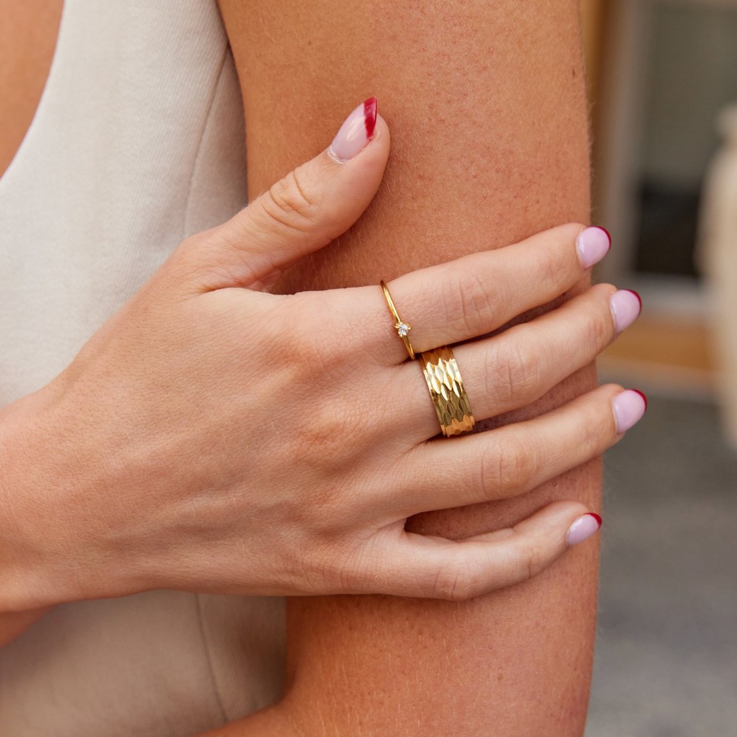 Leonie – Simple Gold Ring with Smooth Surface